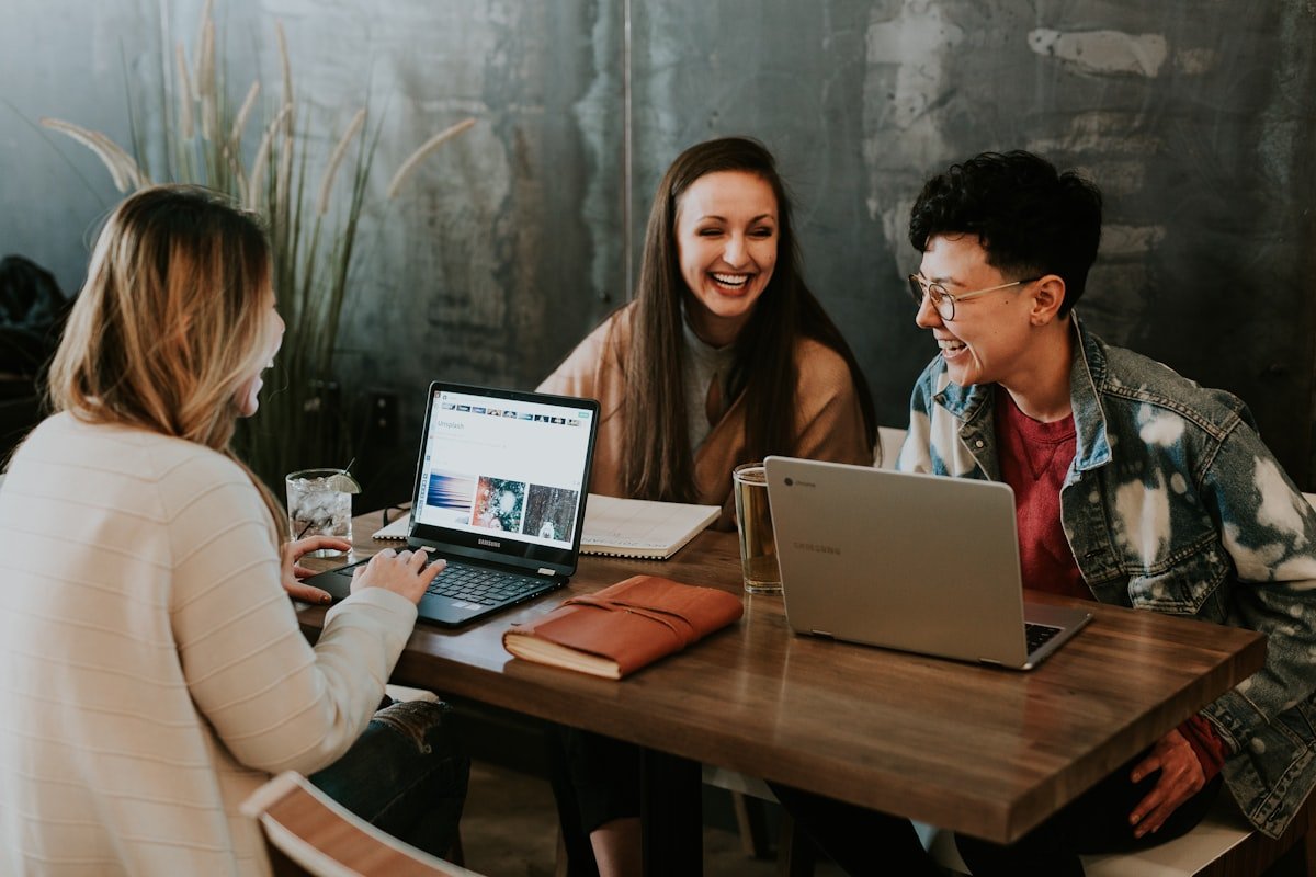 Ein diverses Team, das in einem modernen Büro zusammenarbeitet